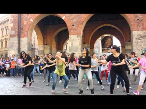Flash mob happy Monza