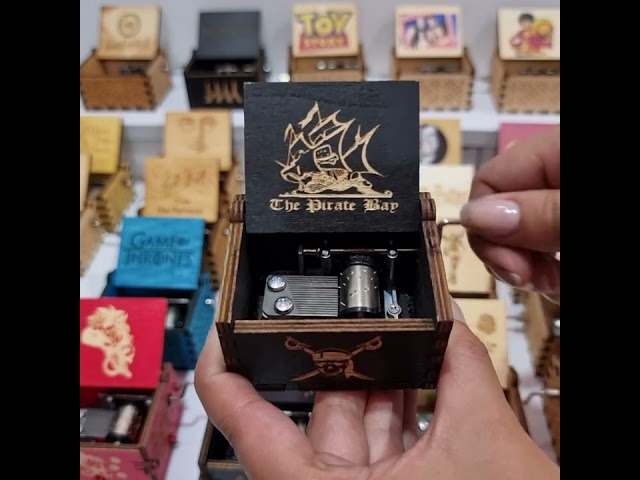 Vídeo relacionado con Cuzit NUEVA Caja de música juguete Piratas del Caribe Caja de música de madera con manivela manual para manualidades Regalos para cumpleaños/Navidad/Día de San Valentín