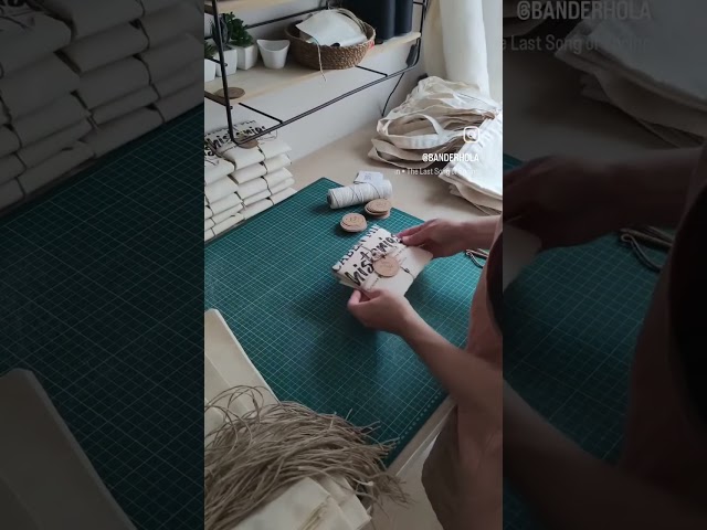 Vídeo relacionado con VLYX Bolso Tote de Lona con Inicial Personalizado, Ideal para Cumpleaños, Bodas, Playa, Vacaciones, Regalos de Cumpleaños Ideales para Mujeres y Mamás - V