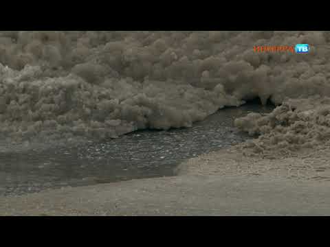 Бульвар Юности топит нечистотами, на улице Урицкого течёт вода на проезжую часть