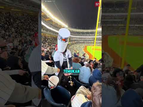 Menyusun Menara Ember di Stadion