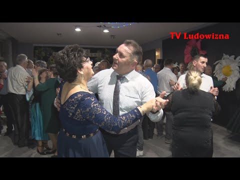 "Przy studzience STAŁA" Melodia z nutką dziewczęcej NOSTALGII zachęca do śpiewu i TAŃCA