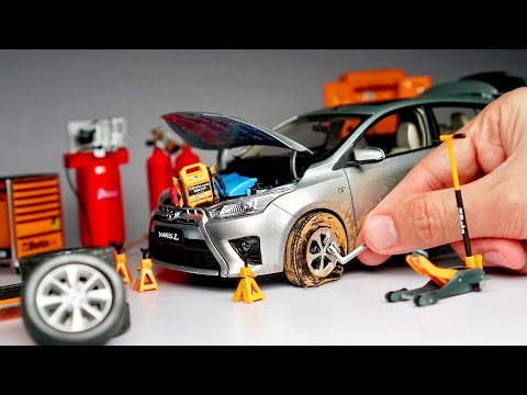 Miniature Toyota Yaris Tyre Puncture & Brake Fail - Changing Tyres 1:18 Scale Diecast Model
