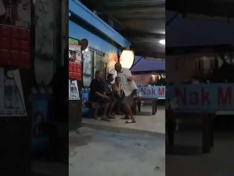 DRONKEN HINDOESTAANSE MAN SLAAT (WWW.SMARTURL.IT/SU4LIFE)