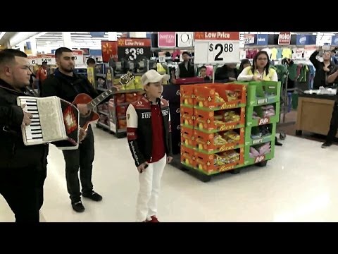 Cantando Corridos En La Wal-Mart Los Hermanos Marias