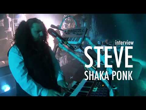 Steve de SHAKA PONK en interview sur scène avec AKAI et KORG (vidéo de La Boite Noire)