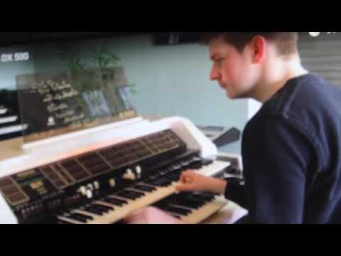 GREAT PICTURE OF FLORIAN HUTTER PLAYING THE ORGAN HE IS SOOOOOOOOOO GOOD I'M BIG FAN