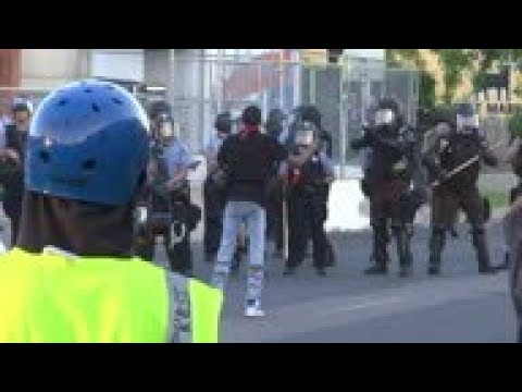 Police fire tear gas, rubber bullets at protestors