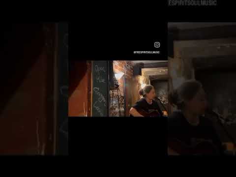 Finnegan Irish Pub Open Mike Operators Nina & Jakob