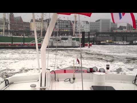 Bei Eisgang quer über die Elbe