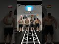 Schwarzer, Asiate, Alman & Pole im Fitnessstudio