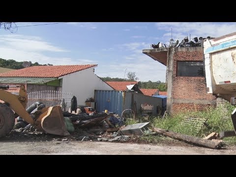 Casa com acúmulo de lixo é alvo de operação após morte por dengue em RC