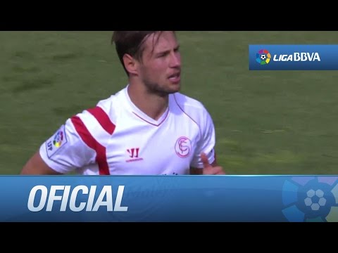 Remate de cabeza de Bacca que saca Mainz