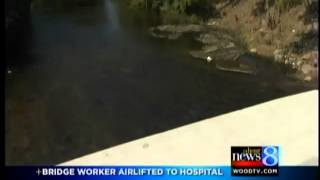 preview picture of video 'Bridge worker falls into Hastings river'
