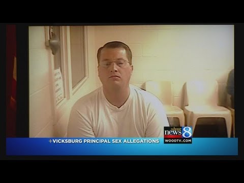 Report: Principal sent explicit texts