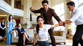 她被假千金指控偷東西，讓人用馬鞭將她抽得皮開肉綻，他們卻摟著假千金冷眼旁觀，可他們不知道她才是他們苦苦尋找的女兒