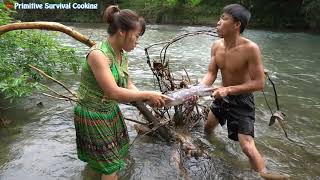 Download lagu Primitive Life: Skills Catch Fish at River - Yummy Cooking Survival in the forest - Eating Delicious mp3