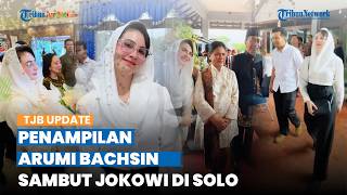 Intip Gaya Arumi Bachsin saat Sambut Kedatangan Jokowi di Solo, Tampil Anggun Serba Putih