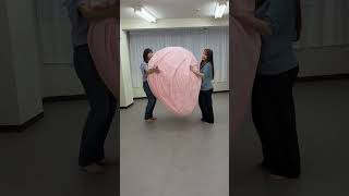気象観測用風船を割る準備　観測用巨大風船割り（１）　　Preparing to Burst a Weather Balloon (Part 1)