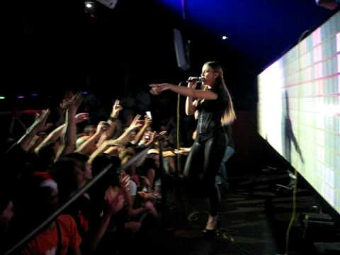 Tara McDonald singing "Delirious" live @ the Mix Club, Paris with David Guetta & Joachim Garraud