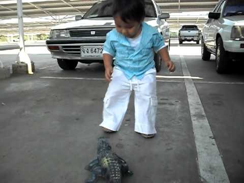 SDC10826.AVI Sem toch een beetje bang van de krokodil.