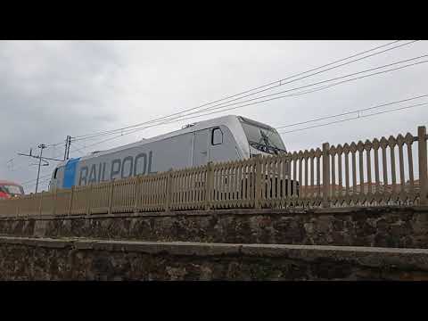 E494 RAILPOOL in sosta e treno merci in partenza alla Bombardier