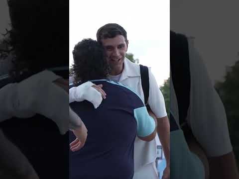 😄 Leo Messi et la sélection argentine affichent un large sourire à leur arrivée à Kansas City ! 🇦🇷🏆