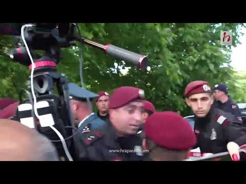 Իրավիճակը լարվեց. բերետավորները բերման են ենթարկում քաղաքացիներին