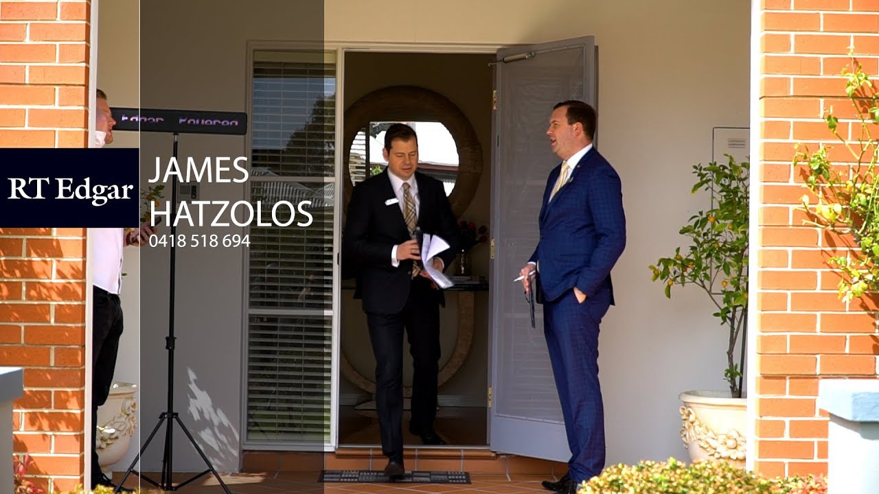 Elite Auctioneer with Decades of Trusted Confidence