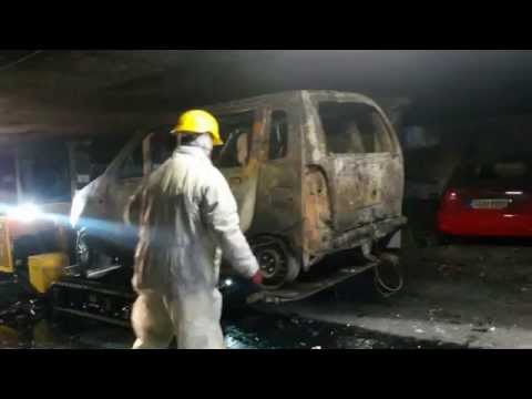 12.01.2015 Bergung der verkohlten Autowracks aus der Tiefgarage mit der Bergeraupe
