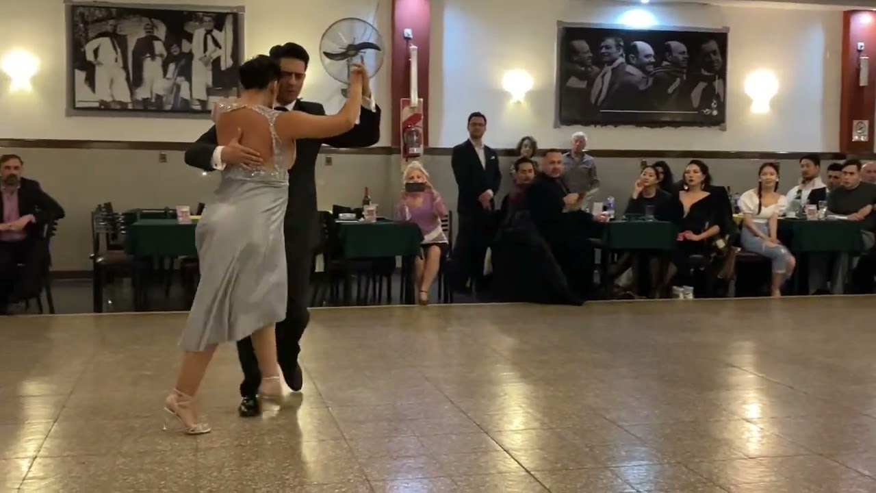 Edwin Espinosa y Alexa Yepes bailan Color Cielo, Juan D’Arienzo en milonga la baldosa Buenos Aires