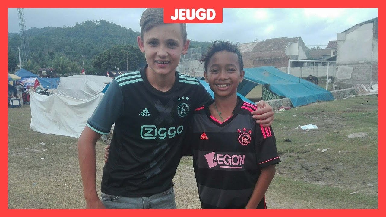 Cas geeft zijn Ajax-shirt weg aan slachtoffer aardbeving Lombok
