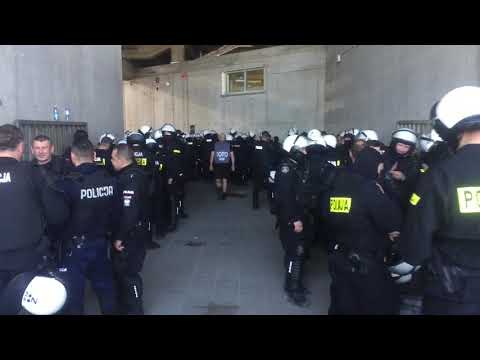 Obstawa policji przed meczem Lech - Legia (20.05.2018 r.)
