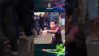 Gak jadi kesurupan karena di tonton temen lamanya 😂😂😂