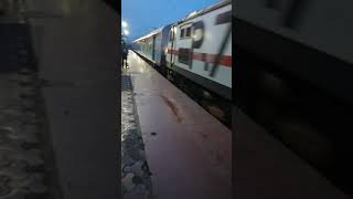 preview picture of video 'Kanpur Shatabdi at Etawah Junction'