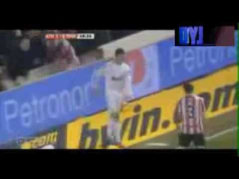 Jugador pateaedo en la cabeza