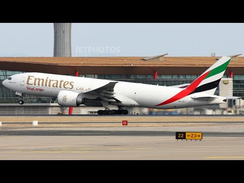 আজব দৃশ্য দেখুন কি ভাবে এতোবড়ো বিমানকে টেনে নিয়ে যাচ্ছে ছোট একটা গাড়ি