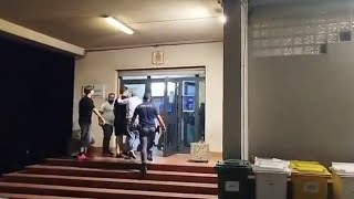 Vittoria, il ragazzino rapito entra in commissariato