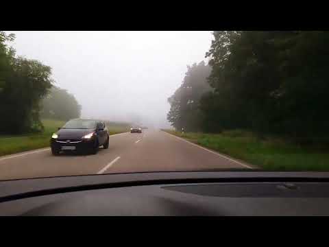 wunderschöne, neblige morgen auf die Bundesstraße