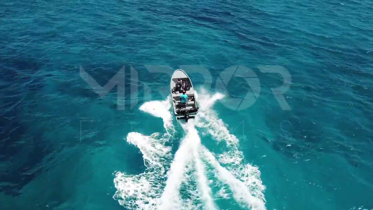 Lancha en el mar azul de Providencia P2