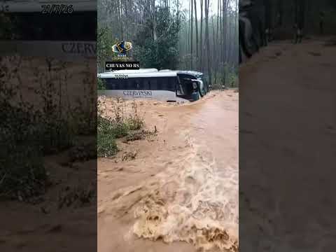 Ônibus Fica Ilhado Após Chuva Forte no RS | Correnteza Impressiona em Sananduva #rs