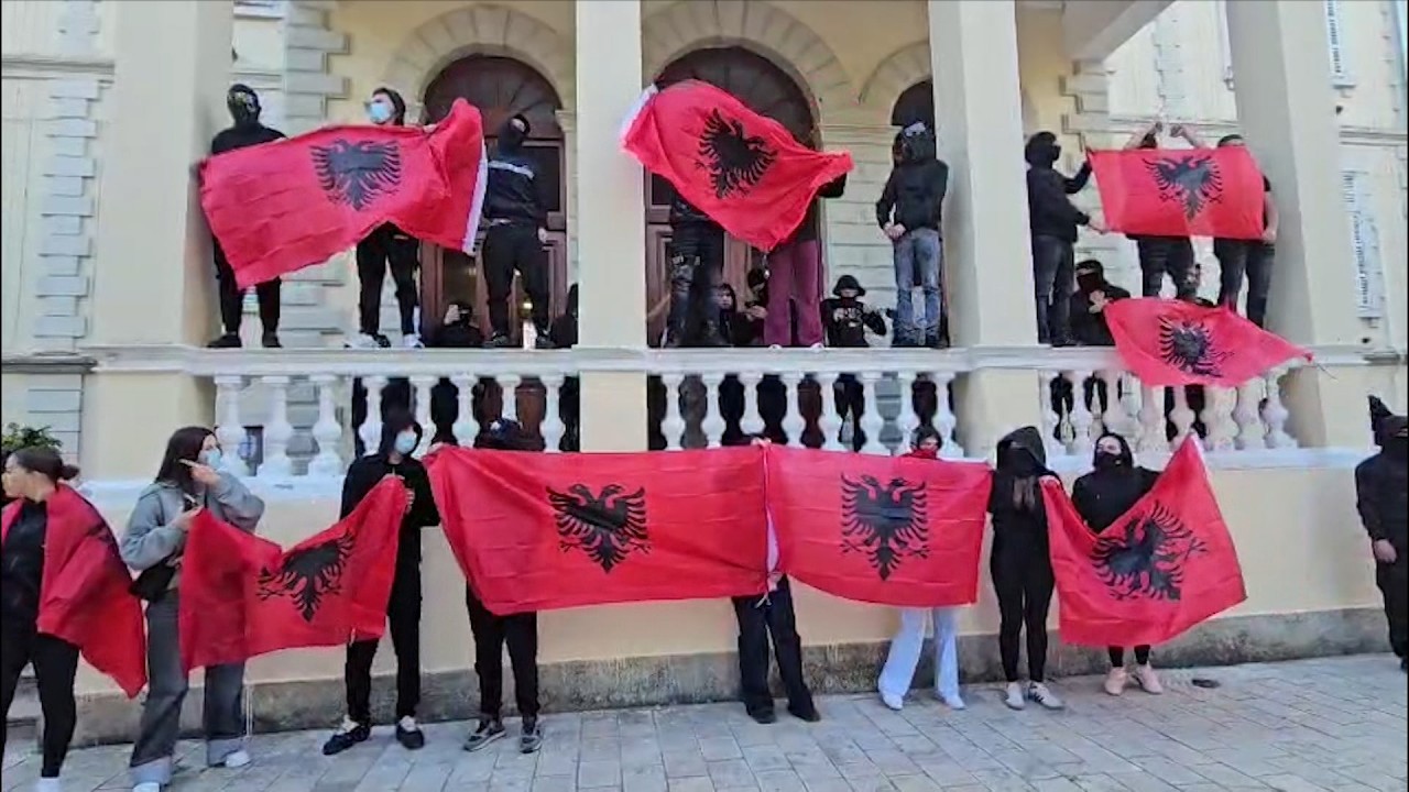 Protestat në rrethe/ Tensione dhe përplasje mes të rinjve dhe policisë në Lezhë, Burrel e Vlorë. Disa të lënduar dhe të shoqëruar