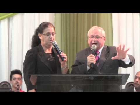 Pr.  Vanio  de Oliveira e Esposa  Louvando  e Adorando a DEUS