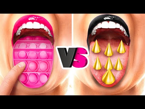 Sfida del CIBO ROSA VS NERO! Sfida di mangiare solo 1 colore, Mercoledì VS Enid di 123 GO!