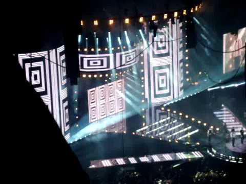 X-Faktor Finalen i parken 2011 ....Dem fra audition synger  U2   ''Unchained Melody''