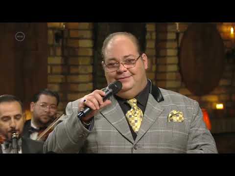 Tolnay András énekel