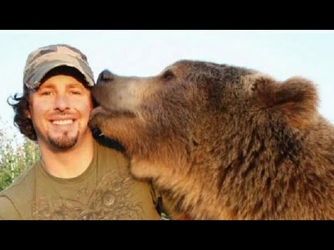 Un homme meilleur ami d'un ours grizzly - ZAPPING SAUVAGE