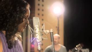 Thayana Barbosa faz turnê por praças e terminais de Curitiba, em novembro