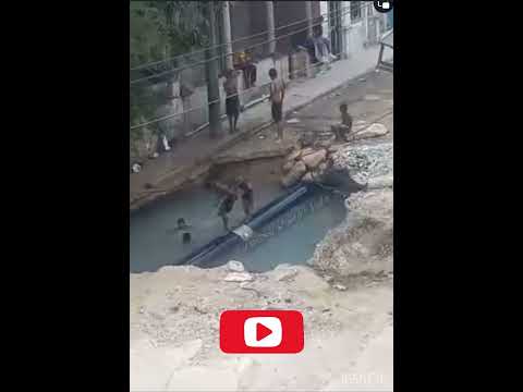 Bache en el municipio Cerro, en la Habana, Cuba convertido en piscina para niños