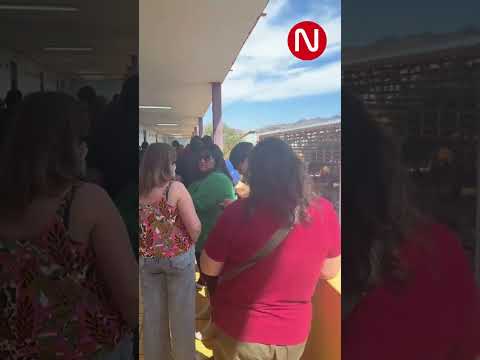 Desde el 2° piso del Liceo José Santos Sosa en Vallenar, se puede observar la cantidad de votantes